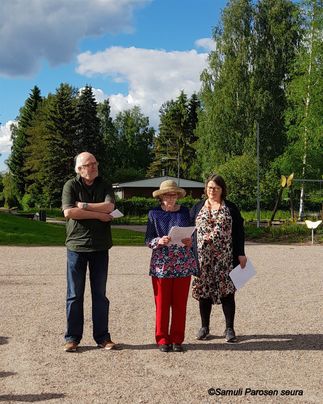 Samuli Parosen RunoRingin Sauli Kohtala, Lea Halonen ja Milla Sajaniemi lausuivat rinkiläisten perhosaiheisia runoja.